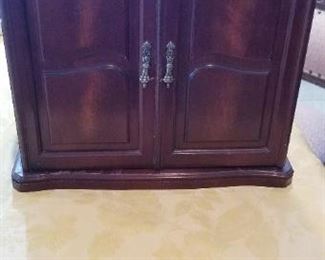 LOT D15- $ 48- JEWELRY BOX 15X17