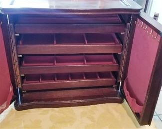 LOT D15- $ 48- JEWELRY BOX 15X17