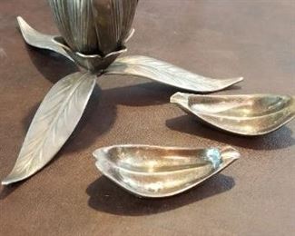LOT- T1- $295- GORGEOUS UNIQUE ITALIAN ART DECO SILVER PLATED LOTUS FLOWER CIGARETTE DISPENSER WITH 5 INDIVIDUAL ASHTRAYS, 9 "W X4" H