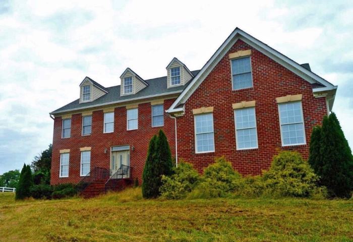 Beautiful Estate Filled with Beautiful Items!