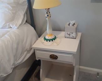 Night stand with single drawer