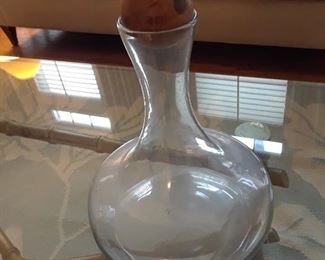 Glass decanter with wood stopper