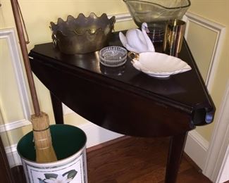 Dropleaf Queen Anne Leg Table