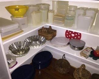 Tupperware/Enamelware Roasters/Baskets