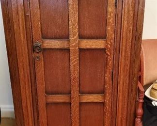 Lovely oak cabinet. A perfect size