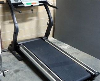 NordicTrac E4400 Treadmill, Powers On