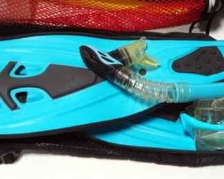 Vector Oceanic S-M And Body Glove Snap 4 Size 5-6 Flippers, 2 Total Pairs, Each In Mesh Bag And Body Glove Goggle/Snorkel Set