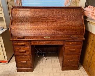 Winners Only Inc. roll top oak wood desk. This is a very nice desk with lots of drawers, drop front drawer for keyboard, and includes keys.