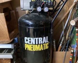 Central Pneumatic 125 PSI 21 Gal Air Compressor. 