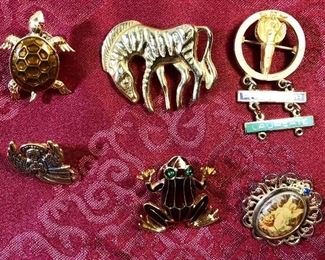 Assortment of costume brooches.