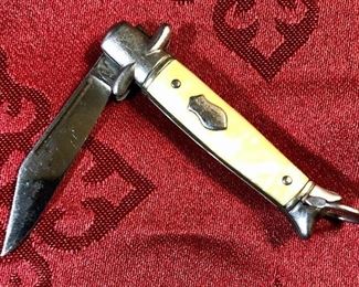 Mini pocket knife with a Mother of Pearl handle. 