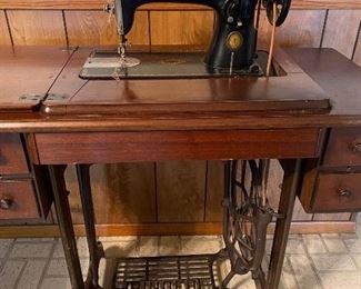 Vintage Singer sewing machine, comes in original cabinet. 