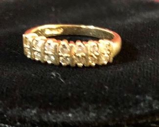 14 K gold 2 row Diamond ring. Band is a size 6 to 6 1/2 and weighs 2.8 grams.