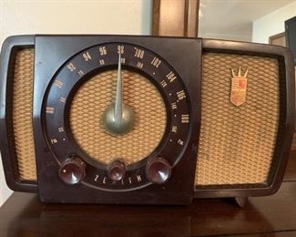 Vintage Zenith Electric AM FM Radio. Tested and works. Measures approximately 12 in x 7in x 7 1/2 in. 