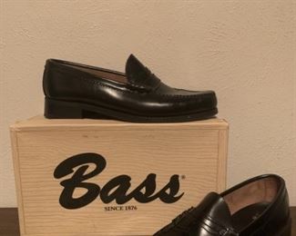 Size 10, like new, Bass & Co Weejuns. 