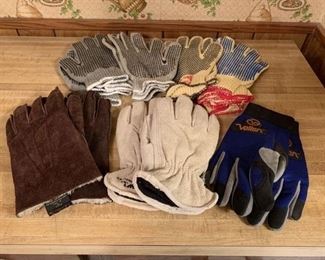 Men’s gloves, pair of leather size medium and insulated.