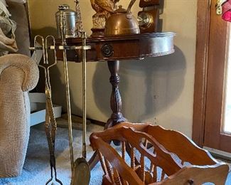 Vintage Home Decor. Includes Weather Indicator,
small copper kettle, windmill replica, magazine rack, tin (with something like tobacco in it), and fireplace set with holder and 2 utensils...don’t forget the ceramic owl!!