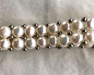 $30 Pearl bracelet 7"L Stretches 