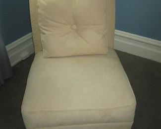 MATCHING CHAIR AND SOFA IN SEUDE BY BAUHAUS