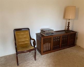 Vintage Magnavox Hi-Fi Stereo Console, AM/FM, Phonograph 