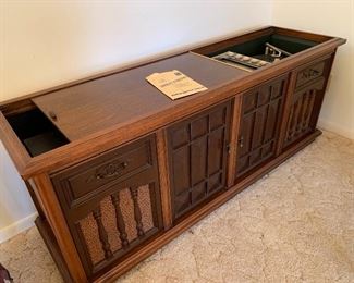 Vintage Magnavox Hi-Fi Stereo Console, AM/FM, Phonograph 