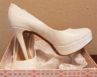 Gianni Bini white shoes in 7M