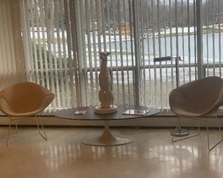 VTG MID CENTURY SAARINEN TULIP STYLE COFFEE TABLE & KNOLL DIAMOND CHAIRS