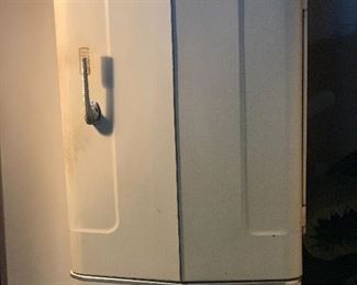 WORKING WESTINGHOUSE W/FREEZE CHEST