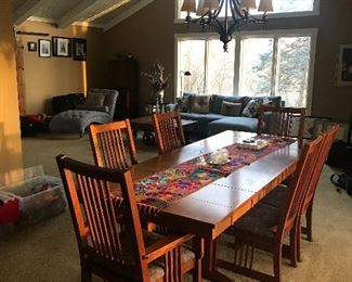 Craftsmen/Mission  Style Table with 6 chairs in Excellent condition.