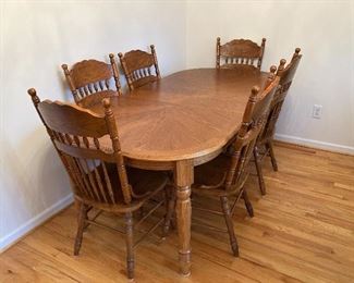Gorgeous pristine oak dining room table w/6 chairs & 1 leaf