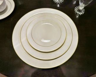 Franciscan Formal Gild Rim Dinner Service