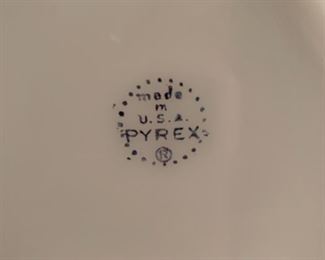#22 Vintage Pyrex dinnerware set. 31 pieces $30