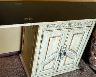 Serving cabinet