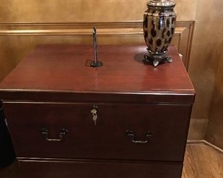 Locking file cabinet