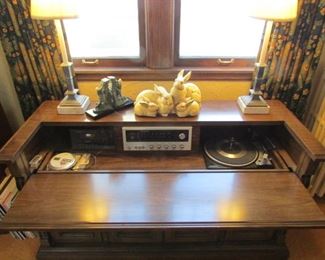 Magnavox and yes it works & sweet rabbits