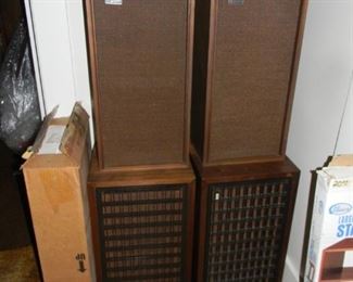 TOP SPEAKERS ARE SCOTT - BOTTOM SPEAKERS ARE FISHER XP