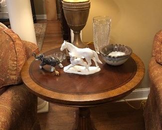Ethan Allen round table, Ethan Allen lamp, Lauren glass vase, noritake horses, pottery ashtray 