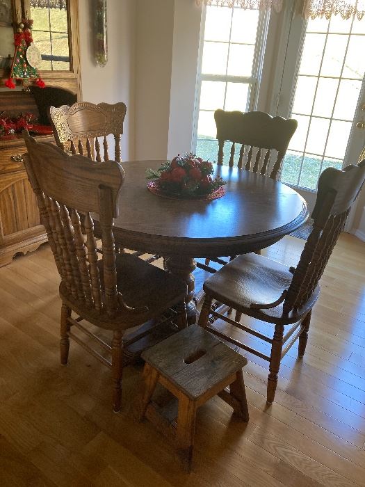 Oak table and 4 chairs 125.00