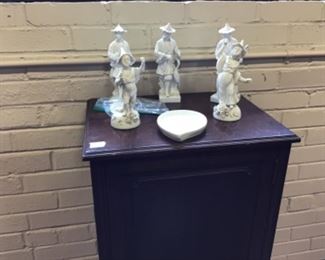 Music cabinet with Oriental Mottahedeh style figurines