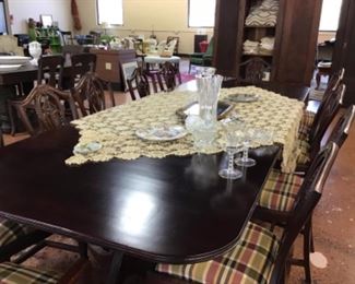 Beautiful tri pedestal table with multiple leaves.  Seats twelve fully extended.