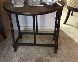 Double drop-leaf side table. 