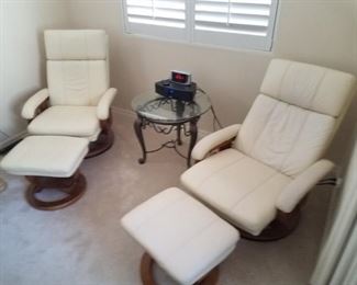 Super clean pair of "stressless" style chairs. 