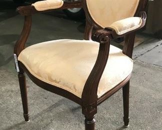 https://www.ebay.com/itm/124540590849	KG0017 UPHOLSTERED VICTORIAN STYLE ARM CHAIR PEACH DAMASK PATTERN		Auction
