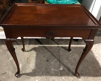 https://www.ebay.com/itm/114644993286	KG0027 Wood Accent Table Cherry with Seashell Pickup Only Queen Anne Legs		Auction
