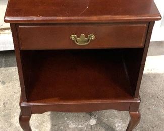 https://www.ebay.com/itm/124540595007	KG0059 Early American Cherry Wood End Table Chest Pickup Only		Auction
