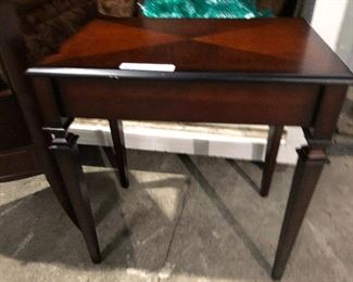 https://www.ebay.com/itm/124540594126	KG0072 The Bombay Company Style Accent / End Table Pickup Only		Auction
