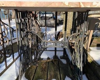 SINGER SEWING MACHINE CAST IRON FRAME