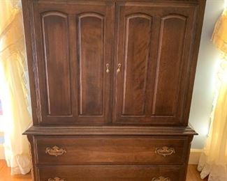 #6	Ethan Allen Bachelors Chest w 4/drawers  (as is top)   42x20.5x58	 $175.00 
