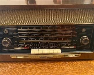 Large Grundig Majestic Model 3090 HI-FI sound radio, Ferrite antenna in mahogany wood case