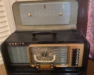 Zenith Trans-Oceanic tube short wave multi-band radio in suitcase style portable built-in carrying case